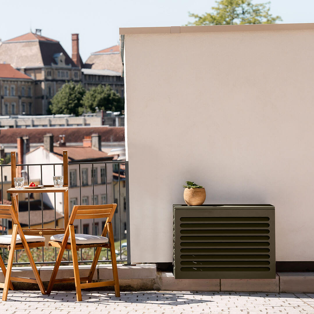 Olivengrøn klimaskærm (RAL 6014) Cabanaclim – – set forfra med dekoration. Elegant og holdbar beskyttelse, designet til at passe ind i alle udendørs omgivelser. Et gennemført resultat, der forener dekoration og ydeevne.
