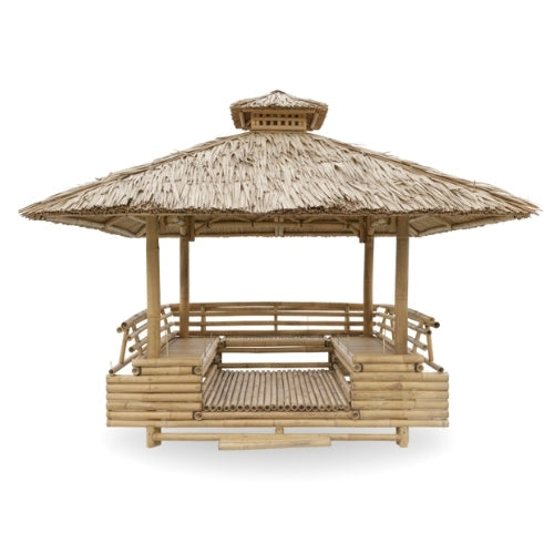 Traditionel bambusgazebo set fra siden med indbyggede bænke og åben udendørs struktur